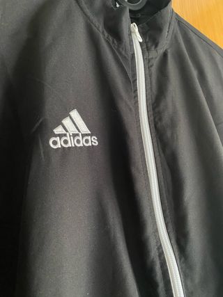 chaqueta adidas negra de chandal