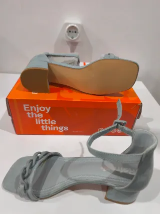 Sandalias azules tacón bajo