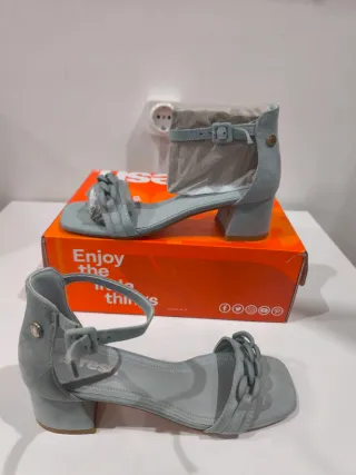 Sandalias azules tacón bajo