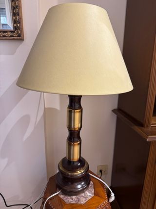 Lámpara de mesa madera y metal