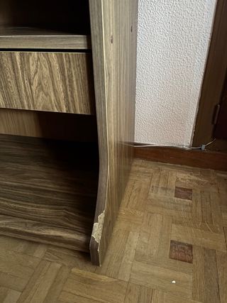 Regalo mesa de ordenador de madera con ruedas.