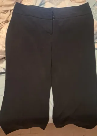 Pantalón negro ancho elegante.