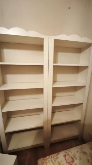 Estanterías Blancas de Madera (2 Altas + 1 Baja).