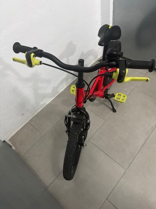 Bicicleta roja seminueva de niño (Decathlon)