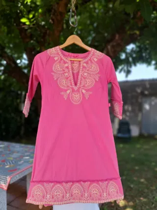 Vestido corto rosa bordado