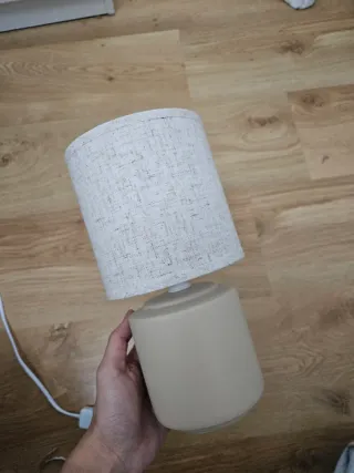 Lámpara de mesa beige de cerámica