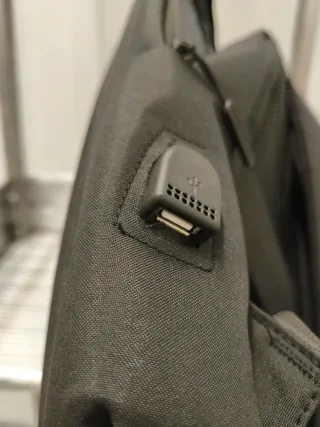 MOCHILA PC PORTÁTIL HASTA 15'6",SEMINUEVA CON USB