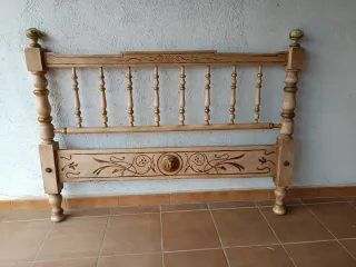 Cabecero de cama antiguo de madera