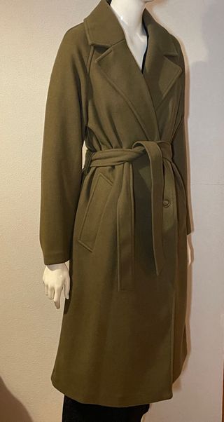 Abrigo estilo trench tacto suave de Stradivarius