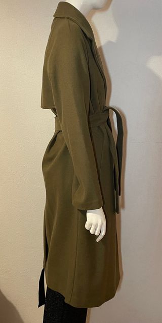 Abrigo estilo trench tacto suave de Stradivarius