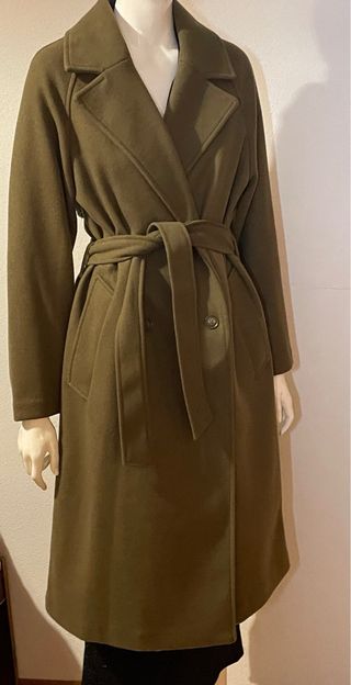 Abrigo estilo trench tacto suave de Stradivarius