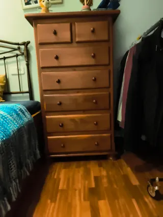 Aparador de madera marrón oscuro