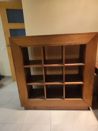 Vitrina de madera con 9 cubos