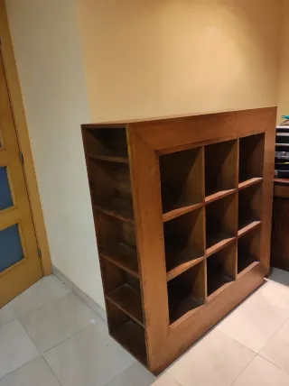 Vitrina de madera con 9 cubos