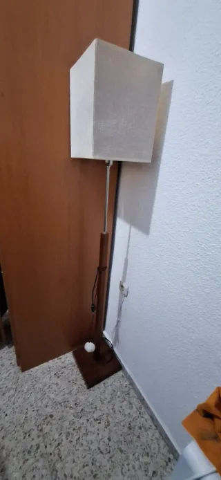 Lámpara de pie madera pantalla tela