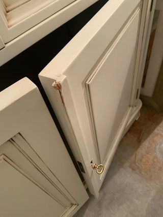 Aparador de madera decapado blanco