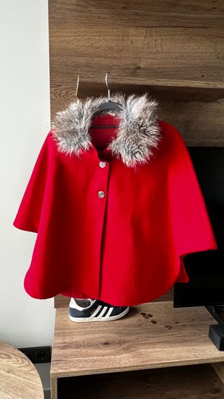 Mantello rosso vintage con colletto di pelo