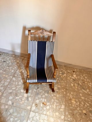 Mecedora antigua de madera y tela