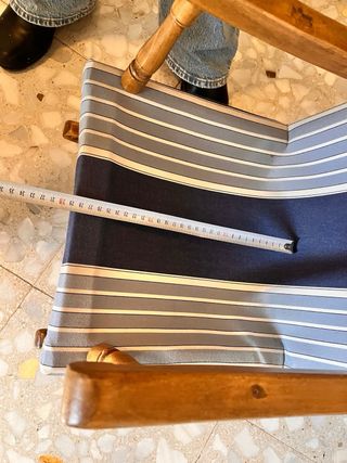 Mecedora antigua de madera y tela