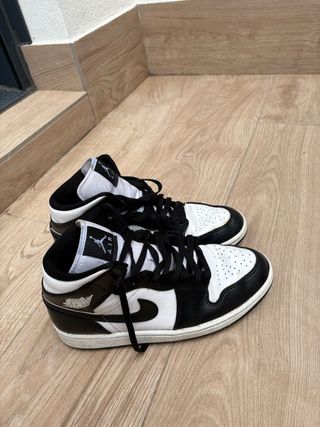 Jordan 1 Mid Negro y Blanco talla 42