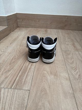 Jordan 1 Mid Negro y Blanco talla 42