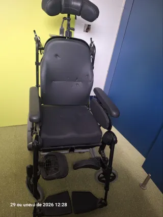 Silla de ruedas con respaldo para cuello y manos