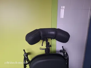 Silla de ruedas con respaldo para cuello y manos