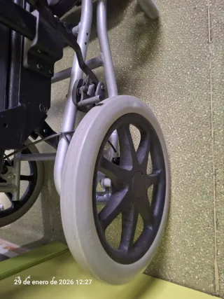 Silla de ruedas con respaldo para cuello y manos