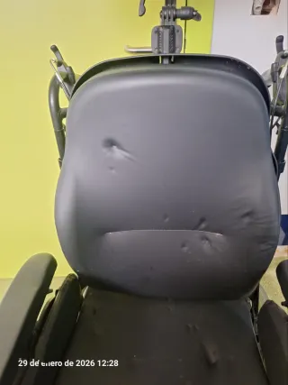 Silla de ruedas con respaldo para cuello y manos