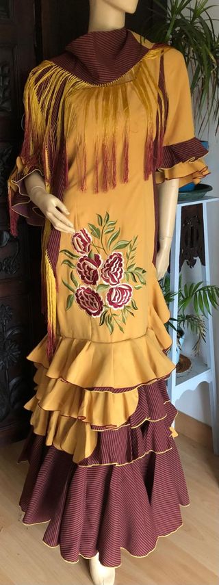 Paco Álvarez, Vestido de Flamenca con mantoncillo