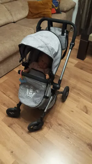 Carrito de bebé de juguete gris