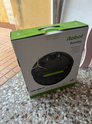 Caja Robot Aspirador iRobot Roomba e5 + detector