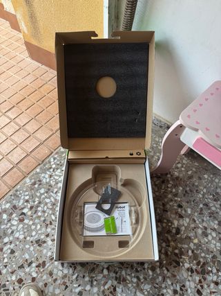 Caja Robot Aspirador iRobot Roomba e5 + detector