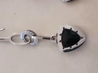 Pendientes de acero con piedra negra de Rebecca