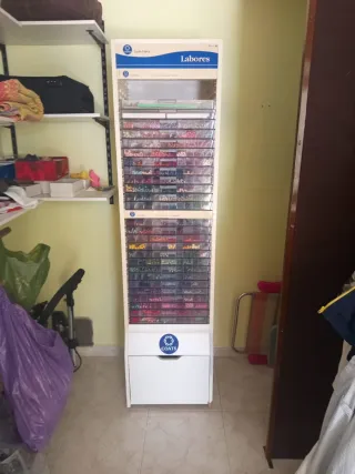 Mueble expositor con 1800 madejas