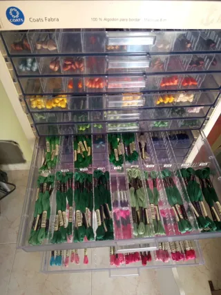 Mueble expositor con 1800 madejas