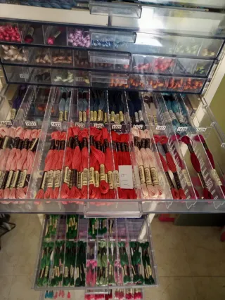 Mueble expositor con 1800 madejas