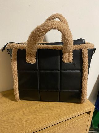 Bolso negro acolchado con detalles en borreguito.