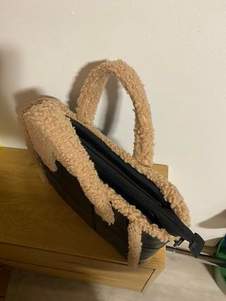 Bolso negro acolchado con detalles en borreguito.