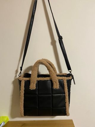 Bolso negro acolchado con detalles en borreguito.