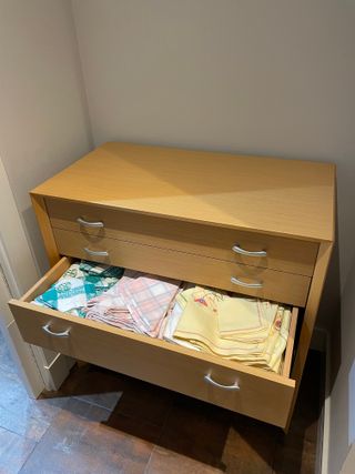 Cómoda de madera con 5 cajones