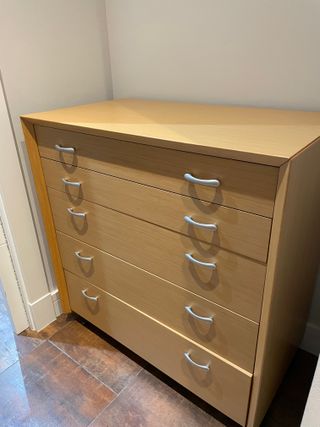 Cómoda de madera con 5 cajones