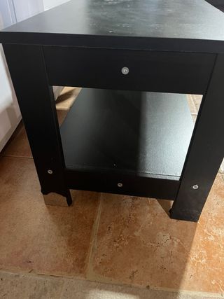 Mesa auxiliar de madera negra