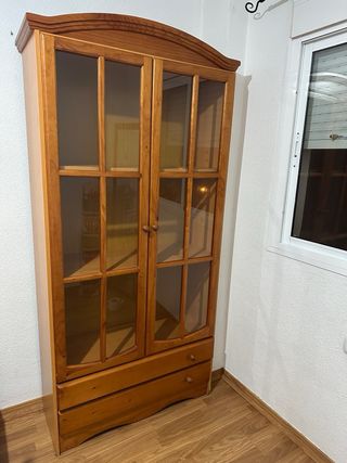 Vitrina de madera y cristal