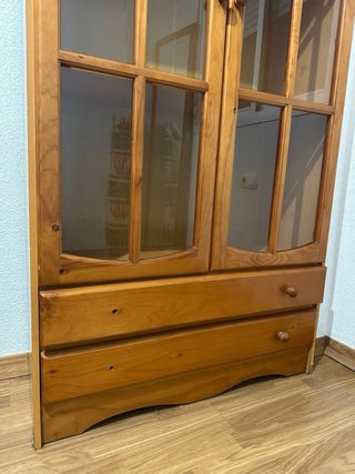 Vitrina de madera y cristal