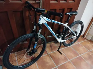 Bicicleta BTT GIANT ALUXX 6000 series