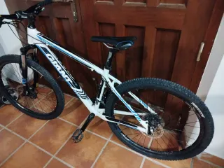 Bicicleta BTT GIANT ALUXX 6000 series