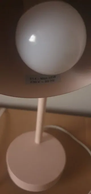 Lámpara de escritorio rosa con forma de gato