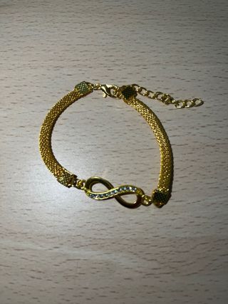 Reloj y pulseras doradas