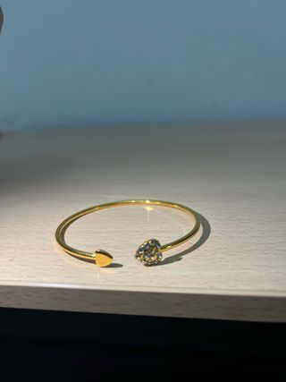 Reloj y pulseras doradas